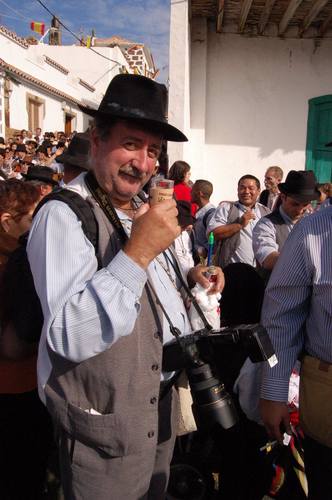 LA FOTOGRAFIA Y VIDEOS. EL FOLKLORE Y TRADICIONES.
