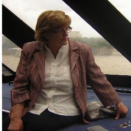Villellenca de naixement i Santcugatenca d'adopció. Filla de policia, mare de policies i Àvia a temps complert. Visca Catalunya Lliure II*II
