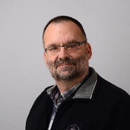 Riedslid FNP, âld wethalder Noardeast-Fryslân, Riejouwer ARBO BHV en Crisismanagement. Heit en pake, MVK, Citrofiel en Cambuur fan.