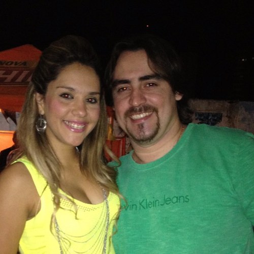 Quem sou...? Vamos la... Um cara que gosta de viver de forma tranquila e agitada (sempre deixando a cabeça em movimento). Fazendo amigos... Aveturas...