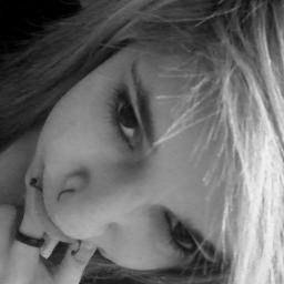 Sou chata, ignorante, feia, odeio pessoas falsas, sou um pouco de alegria misturado com tristezas, um pouco de ódio, amor, e sou do @mattvampire  s2'.