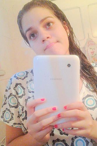 17 anos , áries , ciumenta , dramática , ignorante , tenho a irmã mais gostosa desse mundo que é a @KaaSuuellen_G !  Me segue ?!  *-*