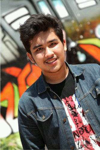 Mengenakan baju berwarna merah&biru, berjiwa @Coquin1401 dan berteriak Barҫaaaaaaa!