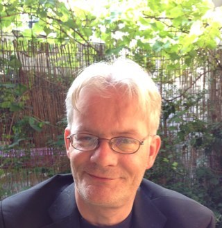 Business Controller COA, vader, PSV-fan, FC Utrecht seizoenkaart. PvdA-lid, Australia, engelse detectives en spiritualiteit
