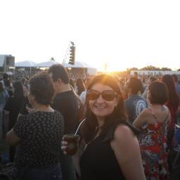 Adoro curtir um pôr-do-sol, andar na praia, viajar, almoço na casa da vó, abraço, amigos!! Assim sou eu!! Sempre pronta para ser feliz!!