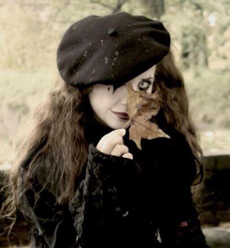 Costumista, rievocatrice storica, giocatrice di ruolo dal vivo e Streamer