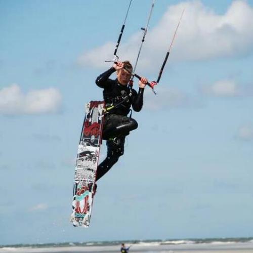 haha. voetbal en muziek en kitesurfen. 
Slapen is fijn :)