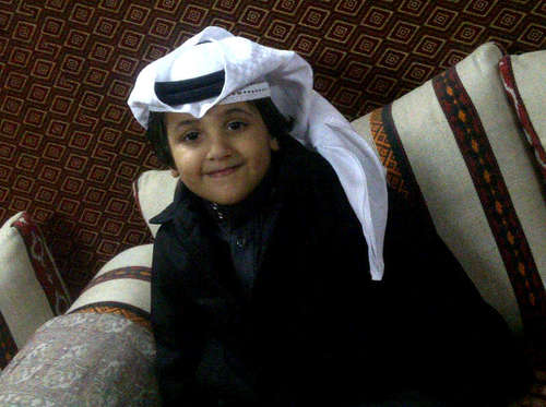 اثنـين عن درب الـمرآجل خلّهـم في دربهم تلقى حظوظگ مآيلـه ! رجلـ(ن) يـذم آلقـوم في محلّهـم ورجلـ(ن) تجمّل ثم ذگـر جمآيلـه
