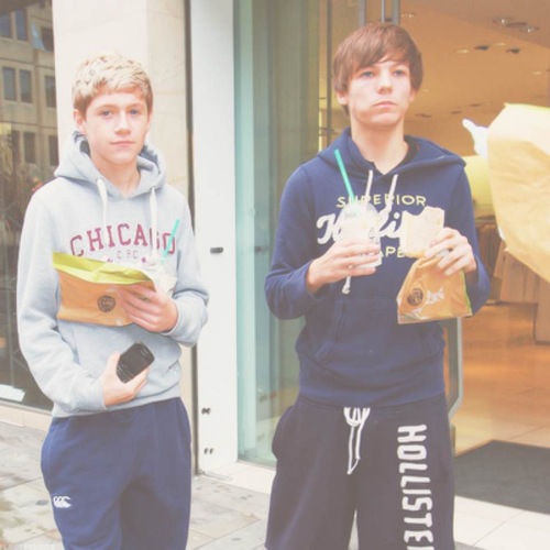 Hai it's Angie and Kaitlyn...We love 1D but me and Angie have a soft spot for Lou and Ni...
Angie Tomlinson
Kaitlyn Horan