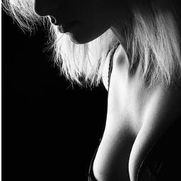 A sensual vampire who knows the flesh - and the blood.
NU există nevinovaţi, ... doar grade diferite de responsabilitate.