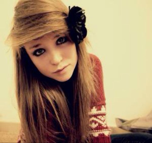 Blonde, célibataire, 16 ans :3 
One Dream, One Band, One Direction... 3