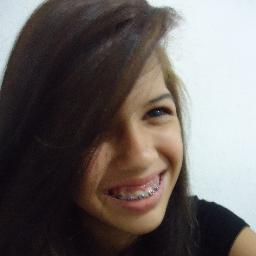 Eu que vivo com α cαbeçα nα luα, com músicα no ouvido e corαção nα bocα :)
Eu sorrio bonito e deixo os  querendo sαber o segredo que me fαz feliz XD