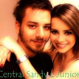 Notícias , músicas , fotos e muito mais da carreira de Sandy e Júnior , da época da dupla até os dias de hoje .