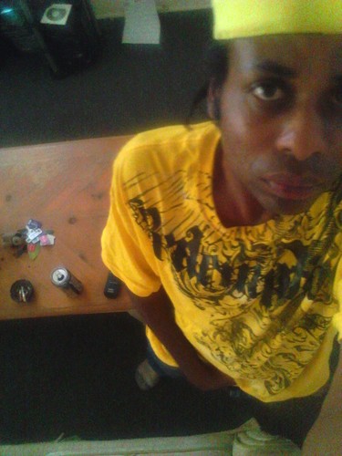 im a cool dude i keep it 10000000% gangsta holla at ya boy pimp