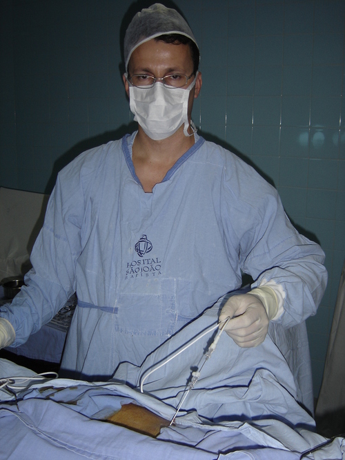 Médico ortopedista cirurgião de coluna - formado na UFSM - em Criciúma, um tigre gremista.
