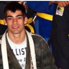 Estudante de direito, cristão, projeto de músico esforçado nas horas vagas, apaixonado pela minha família e louco pelo GALO.