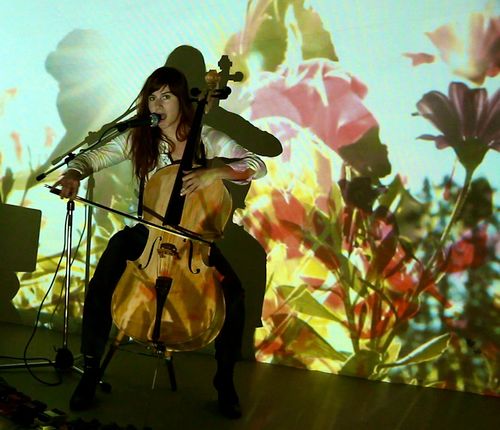 Swiss Composer for Film- & Theatremusic
Cellist & Singer of projektlandfall.ch & coldeve.ch