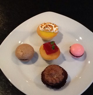 Cooking and Desserts :)
Cocinera Pastelera
Escuela Superior de Gastronomía Mariano (Bogotá)
Institut Paul Bocuse (Lyon, Francia)
Le Cordon Bleu (Lima, Perú)