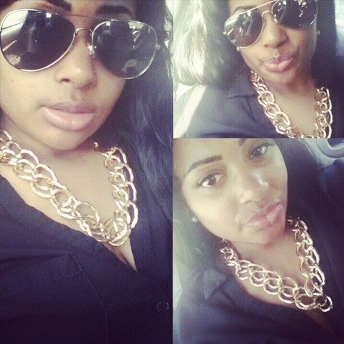 my bestfriendd lovess to thumb thruu them checkkss @deethegee_ به عبارت خدا نخست