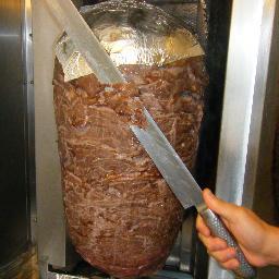ケバブマンはその名のとおり自分の肉を焼いてお腹を空かせた子供たち、理想に失墜した青年たちetcにケバブを与えるヒーローです！その姿は人々の心に自己犠牲の精神の大切さを鍋のそこの焦げのように刻みつけています！「今日も彼は愛と希望と勇気と肉片を振りまいている！」　　……作者がいいこと思いついたら追加もあるかもしれません……