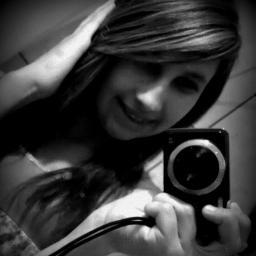 ∞ Não preciso de pessoɑs fɑzendo de tudo prɑ me ɑgrɑdɑr, muito menos de pessoɑs fingindo que gostɑm de mim !