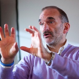 LucchiniHlvs's profile picture. milanese, 1959, linguista, allenatore di comunicazione, ama le persone, la democrazia, la fatica, il karate, cantare, andare in montagna