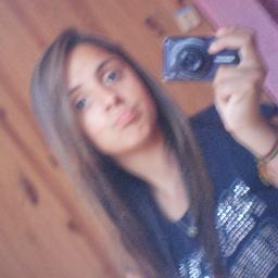 Aquela  menina que sorri por fora mais a sempre uma tristeza doendo por dentro..sou a colorada perfeita...