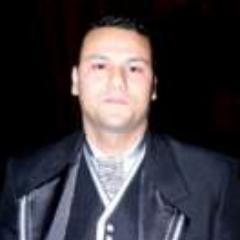 Eu ajudo a empresários ( micros, pequenos e médios ) a resolver problemas de prospecção de clientes o ano todo por meio de marketing on-line e off-line.