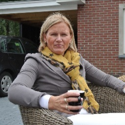 Apotheker, mama van twee meiden en een zoon. Liefhebbende echtgenoot.