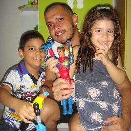 DEUS ESTÁ NO COMANDO
 Alguns procuram a felicidade, outros à criam.