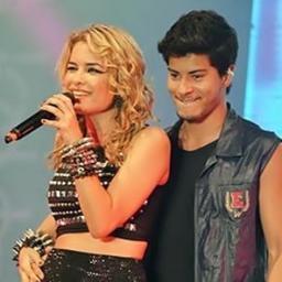 Desistir de amar vocês nunca jamais porque quem é fã chora,luta,sofre.Realizei meu sonho 31/03 conheçi Vocês anjos *--*    @Aguiarthur @Lua_Blanco
