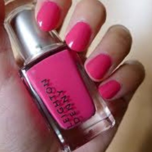 loves nailvarnish, my cats and reading (obvs!!)