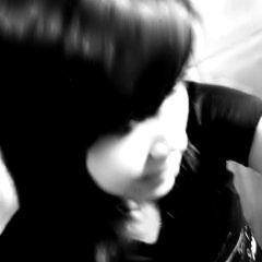 Quem eu sou, não queria saber, sou depressiva boba e inútil tenho sonhos que nem sei se realizarei, amo rock isso basta, me seguir é burrice ^^