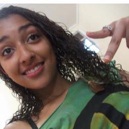 Uma pessoinha feliiz,amiga ,n estudo nda # so sincera # ,sjasajsjao,e sigo di volta ,tds q mi segireem . kk