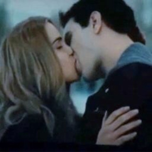 EmmsRosePetal's profile picture. Gorgeous and completely in love for all eternity with my monkey man @Emmett_MCullen and our gorgeous baby daughter @BabyPrincessMia (RP 18+)
