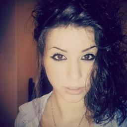 Sono una persona molto solare,amo la discoteca gli amici e gli animali.Sono una fanatica dello shopping e di tutto ciò che riguarda la cura della persona.