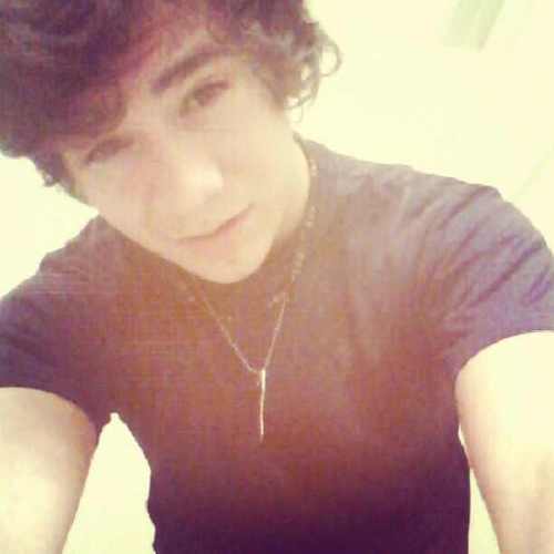 Im a 15 year old singer,birthdays may 29,sophmore, single,learning to play guitar, i love music so yeah follow me:)