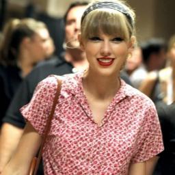 Win a shoutout by following @grammyswift. DM me when done(: