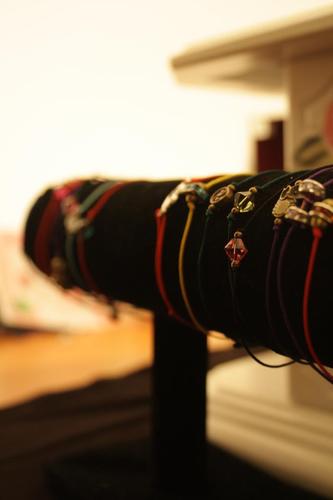 Mai mult de un simplu accesoriu. Bratarelele Lucky Charms folosesc energia pozitiva pentru a-ti influenta starea de spirit.
