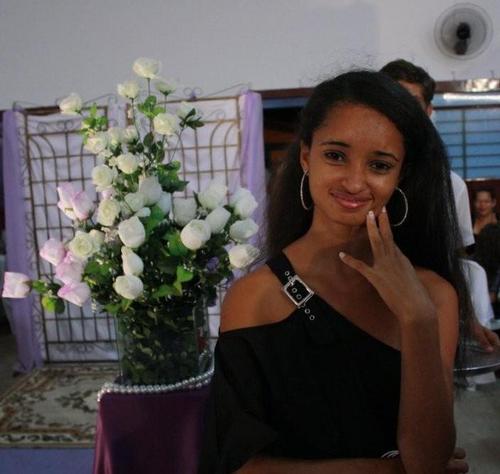 Garota extrovertida, alegre, de bem com a vida. Adoro fazer amigos de verdade, não apenas colegas. Valorizo muito as pessoas e os sentimentos verdadeiros.