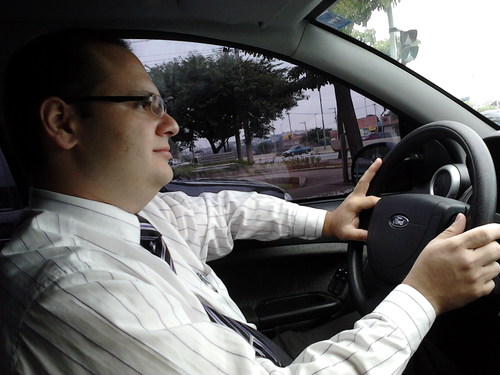 Advogado, tenho o meu próprio escritório MURY Advogados. Adoro cozinhar, dirigir e assistir corridas de qualquer espécie, desde que sejam motorizadas. Amo carro