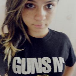 “Talvez eu devesse saber que o amor não bate na porta. Ele apenas entra sem perguntar”