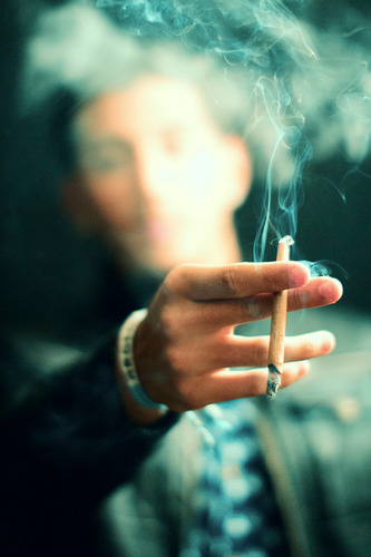 quero que o mundo acabe em fogo, pra eu acender meu último cigarro