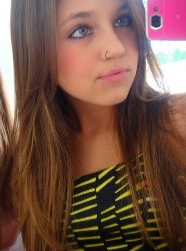 Sou a Priscila uma pessoa carinhosa, romantica, chata, falou demais, inteligente, amo minha familia e amigos