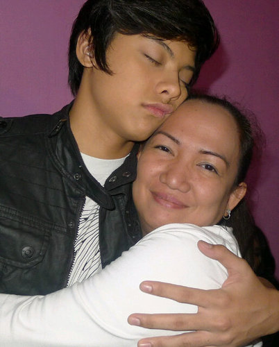 with 3 angels.:) #ProudSingleParent

@imdanielpadilla follows me. :)