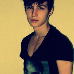 Viens on s'aimes, on s'embrasse, on se câline ,Pour ça follow moi :$ ♥ FB :http://t.co/bEsFLAWs (Δ)