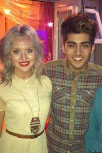 Sou uma puta mesmo , que namora um famoso Zayn Malik . MAIS CONHECIDA COMO : VÓ DO ZAYN , PRAZER ^^  .. I AM BITCH BITCH BITCH BITCH