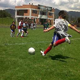 me gusta mucho el futbol y en mis ratos libres lo practico por que quiero ser un gran jugador profesional