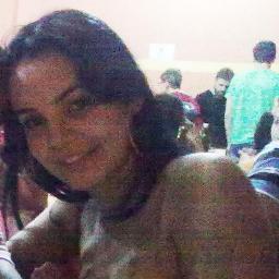 Feita de pedaços. Meus, seus, dos outros. Pedaços esses que se unem na intenção de se explicarem, se transformando em palavras.
