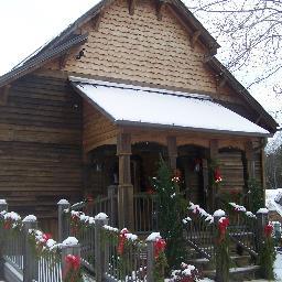 We are a small community set in a country setting but only minutes away from shopping,dining and entertainment.Water and Garbage Pickup is included in the rent.